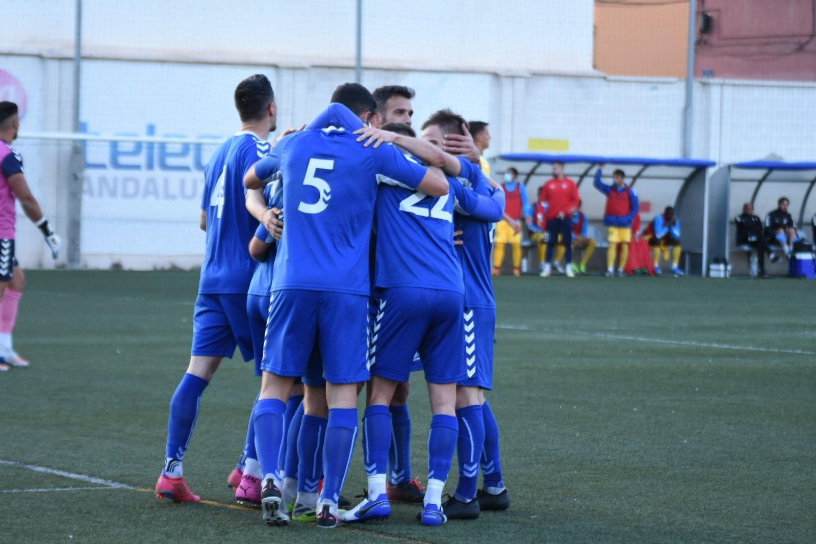 Jugadores de El Palo celebran un gol. Jugadores de El Palo celebran un gol.