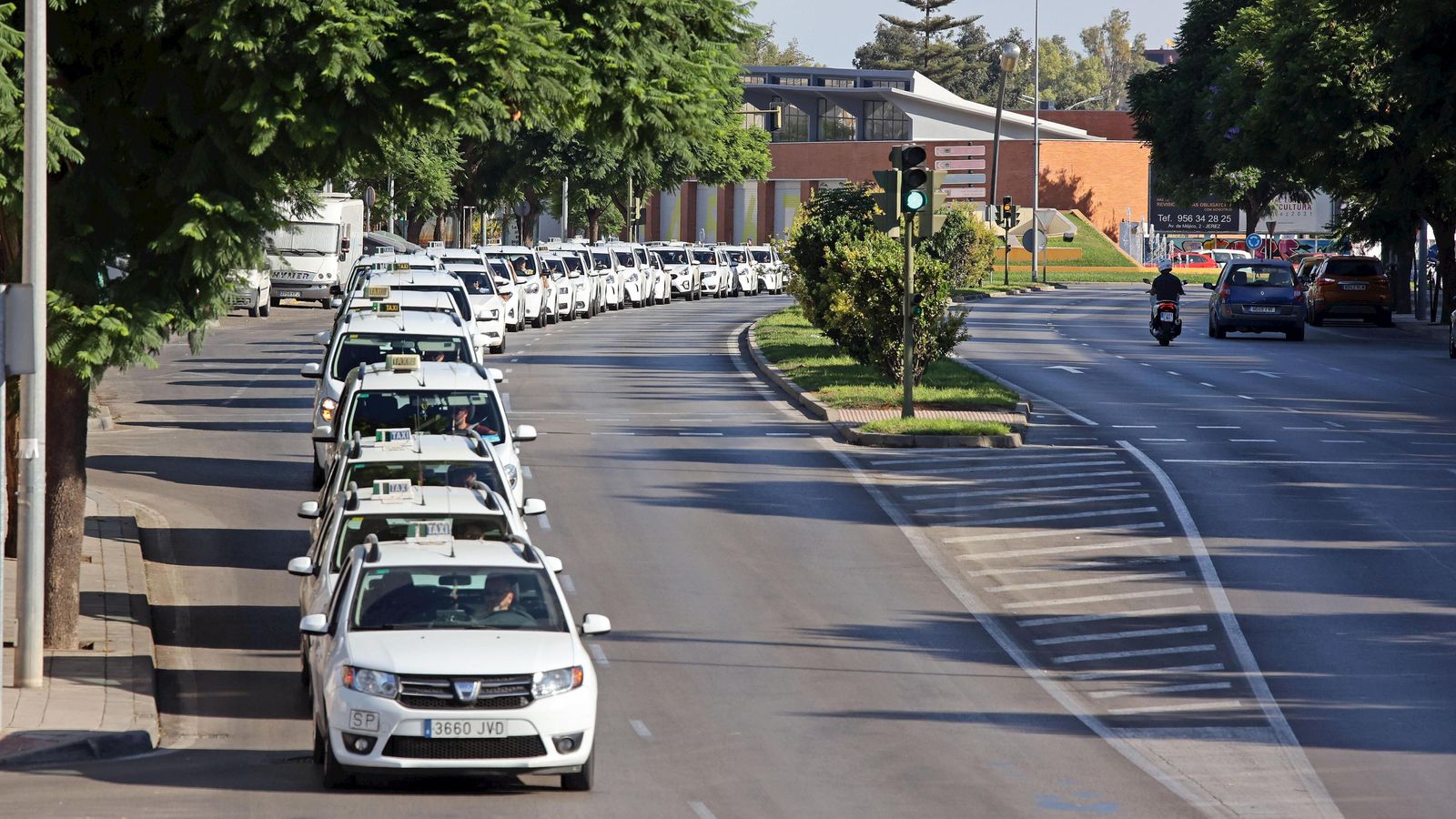 Taxistas recorriendo la avenida Nuestra Señora de la Paz