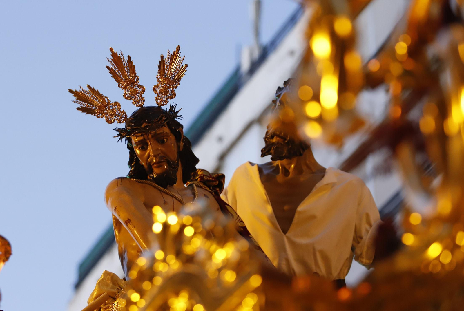 La Hermandad de Los Judíos en su recorrido por las calles de Huelva en el Jueves Santo