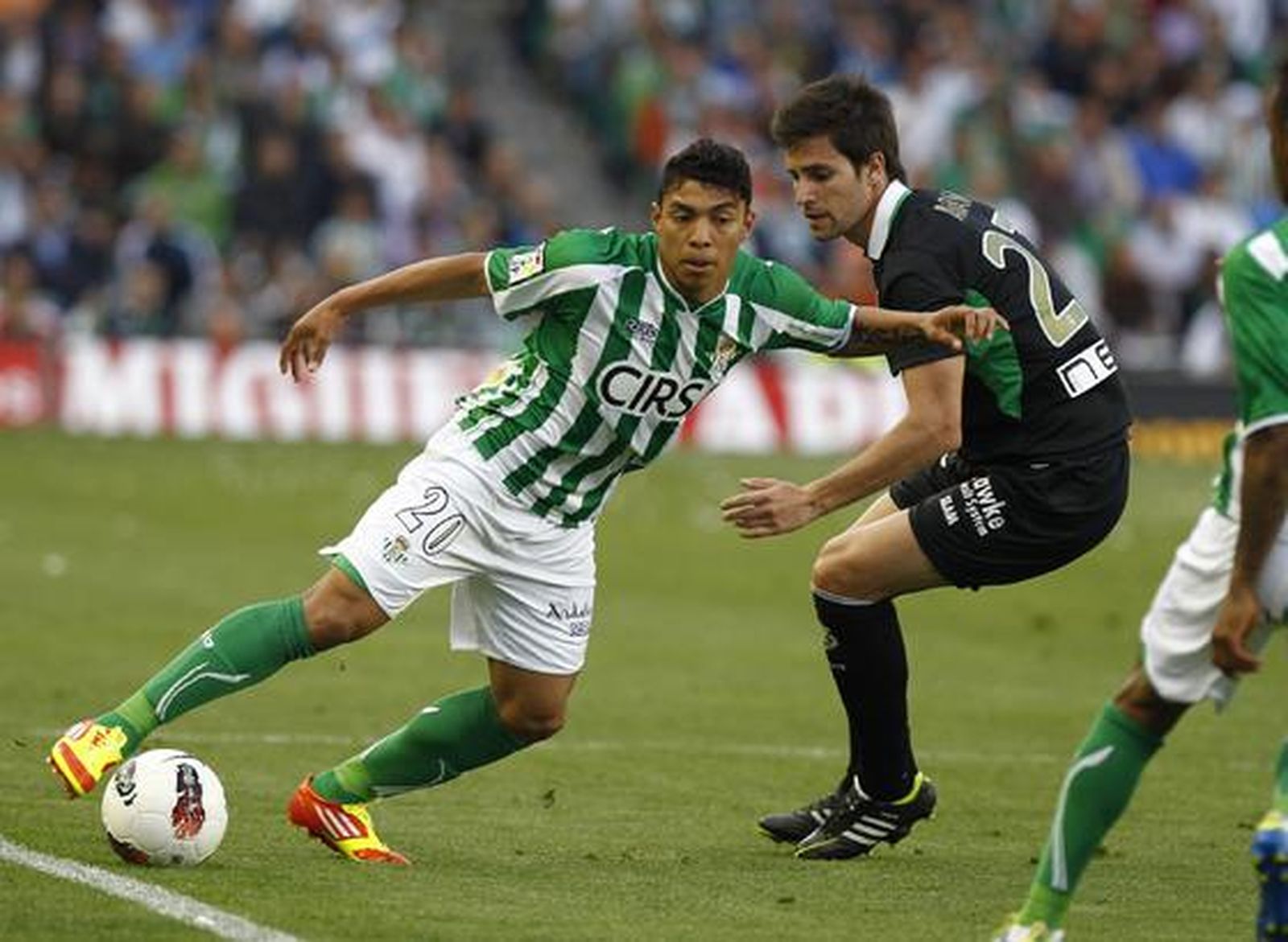 Jefferson Montero intenta marchase pegado a la línea de banda. / Antonio Pizarro