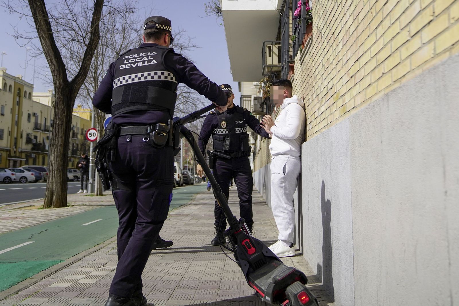 Primer día de multas a los patinetes de Sevilla, en imágenes