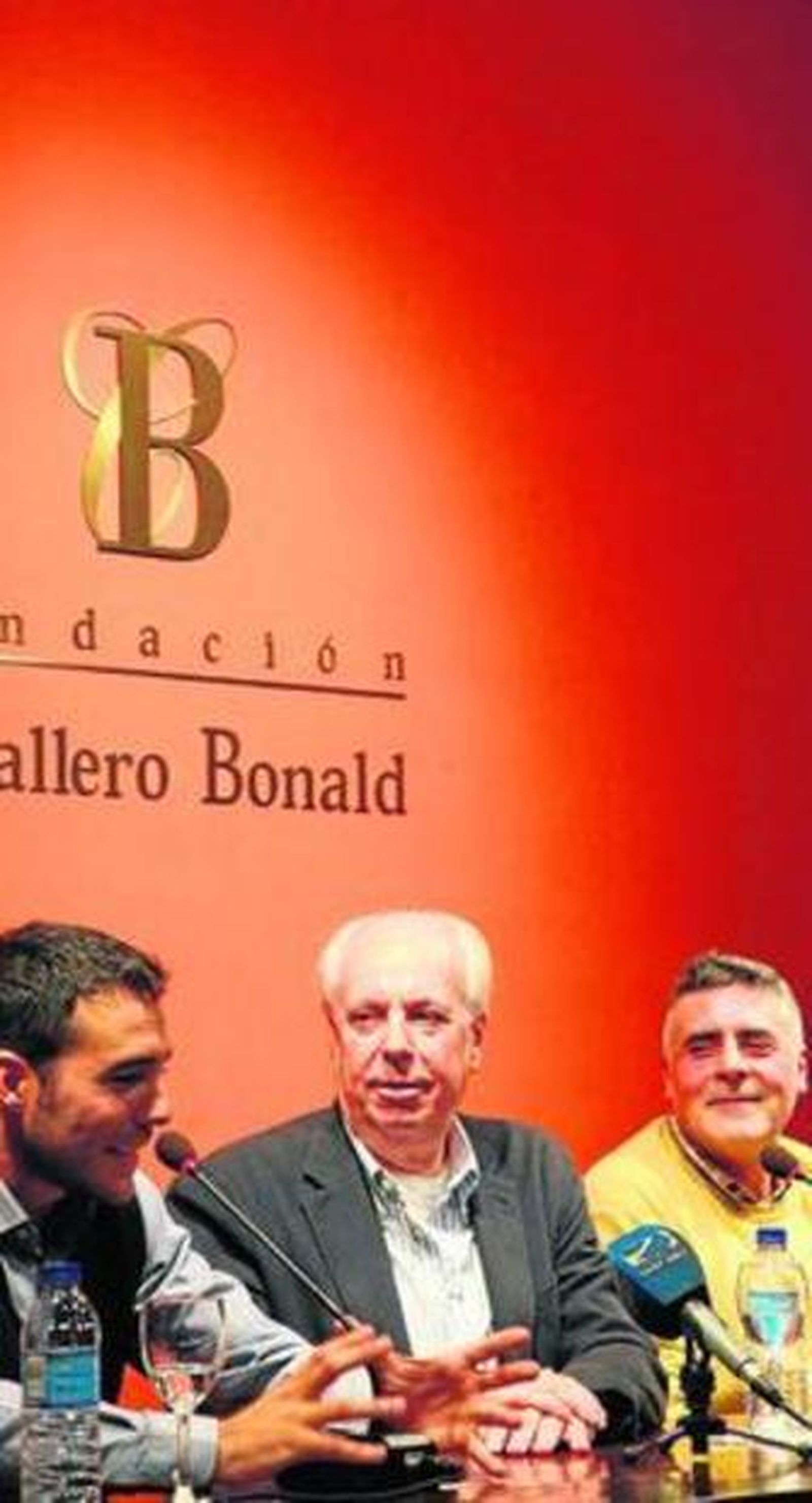 Mendicutti (c) junto a Vicente Ramírez (i) y Alfonso Ceballos, ayer.