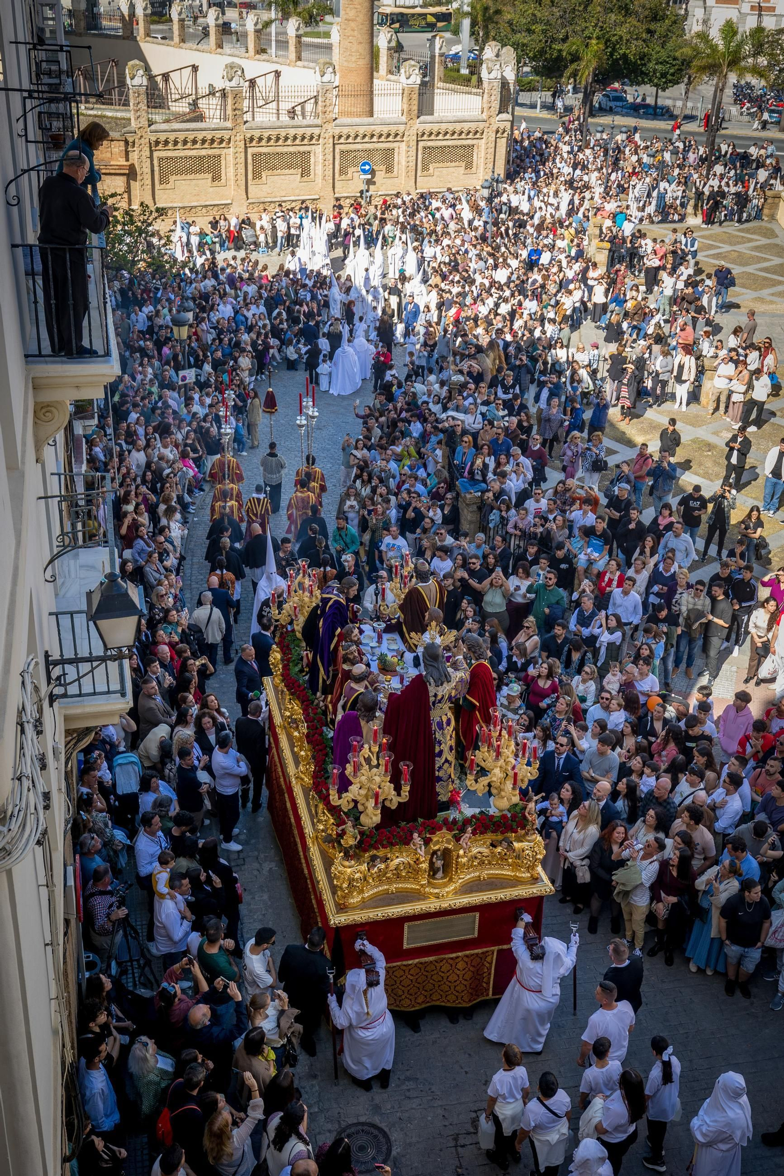 Imágenes de la salida de la Sagrada Cena en la Semana Santa de Cádiz 2025