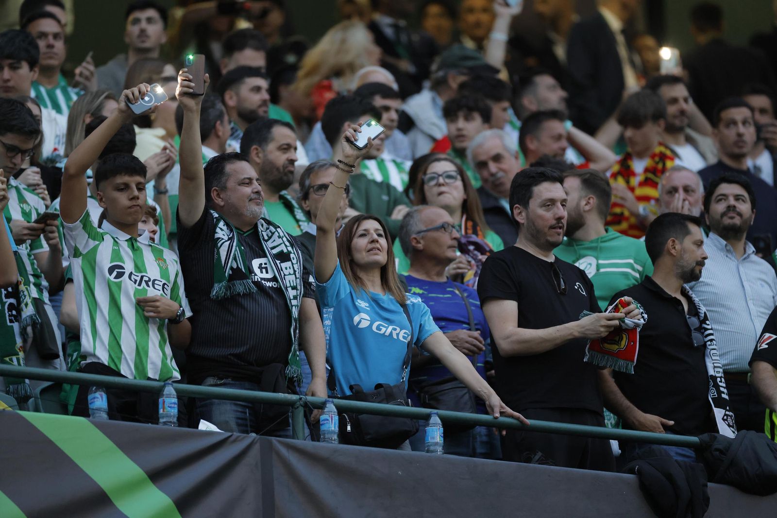 Búscate en las fotos del Betis - Jagiellonia