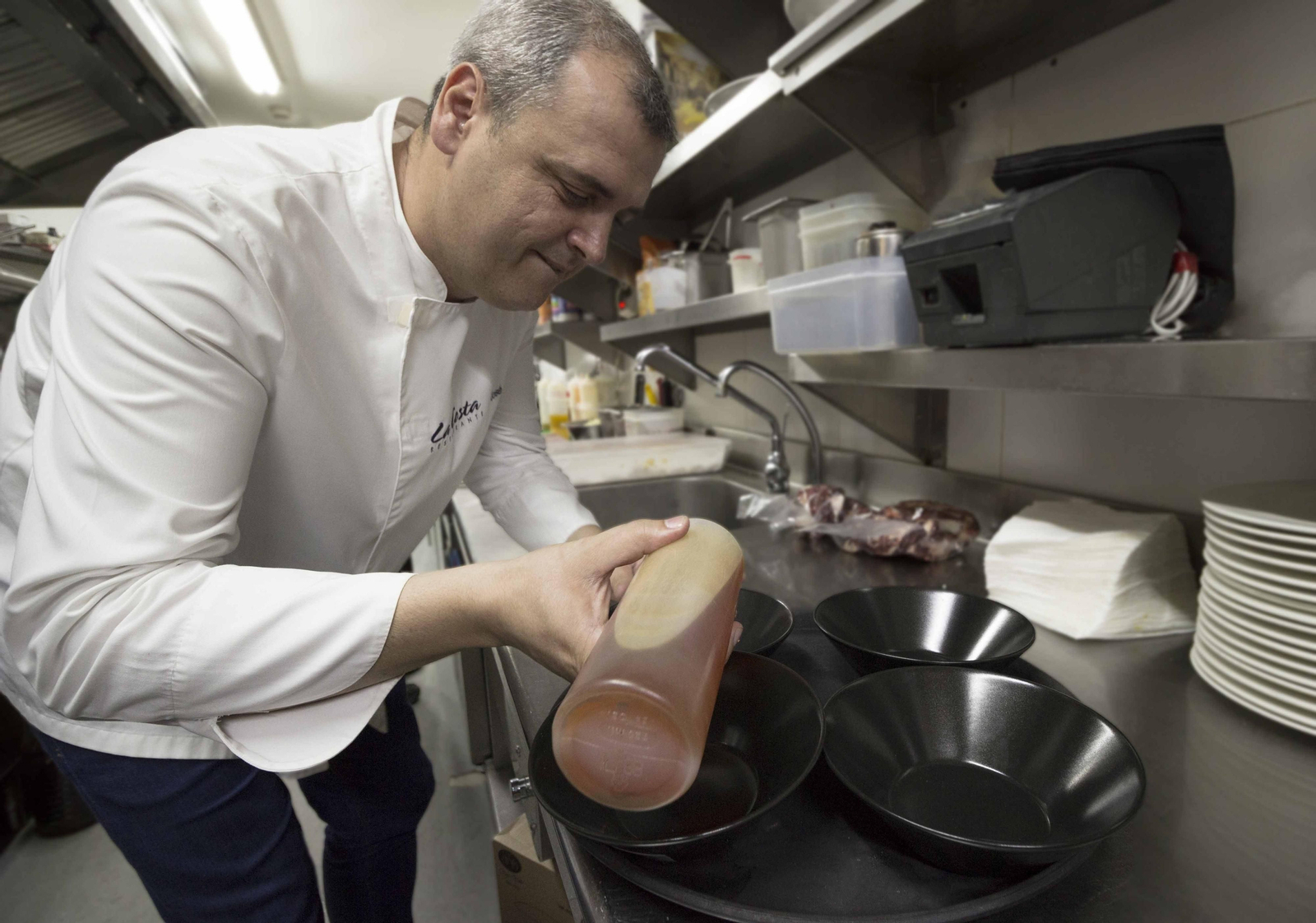 El chef José Álvarez durante la preparación ayer de su tapa.