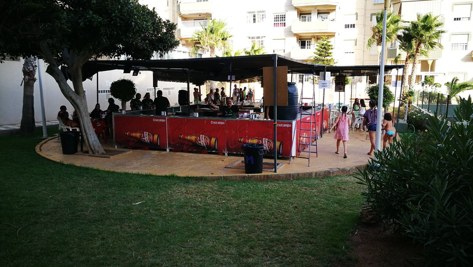 El ambigú de Macarena y Borriquita, en el residencial Alborán.