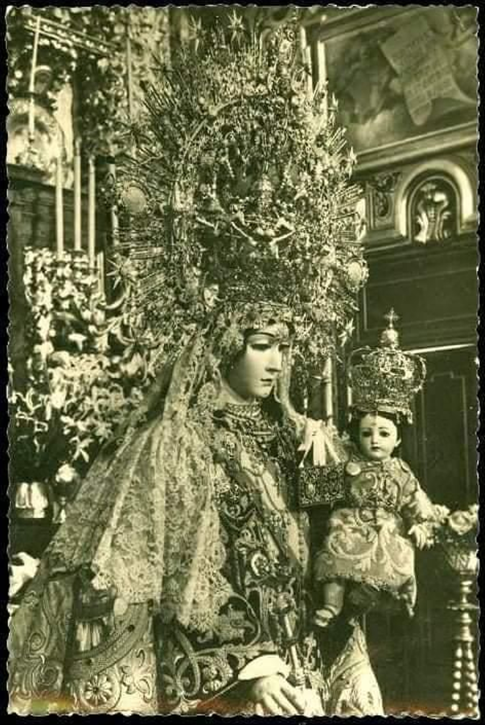 La Virgen del Carmen durante una ceremonia de besamanos a mediados del siglo XX.