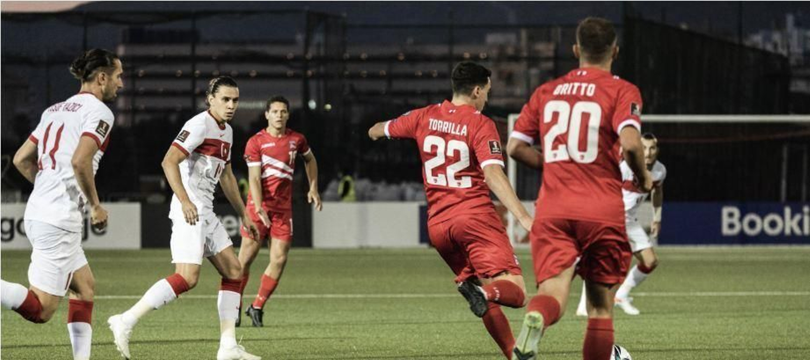 Un momento del Gibraltar-Turquía jugado este sábado en el Victoria Stadium