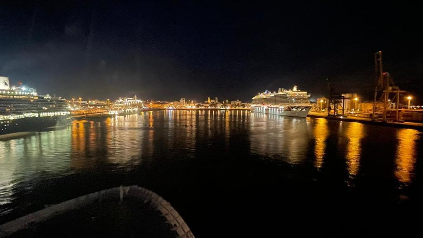 Preciosa imagen de primera hora de la mañana de este lunes en el que los cruceros iban posicionándose en el Muelle de Cádiz