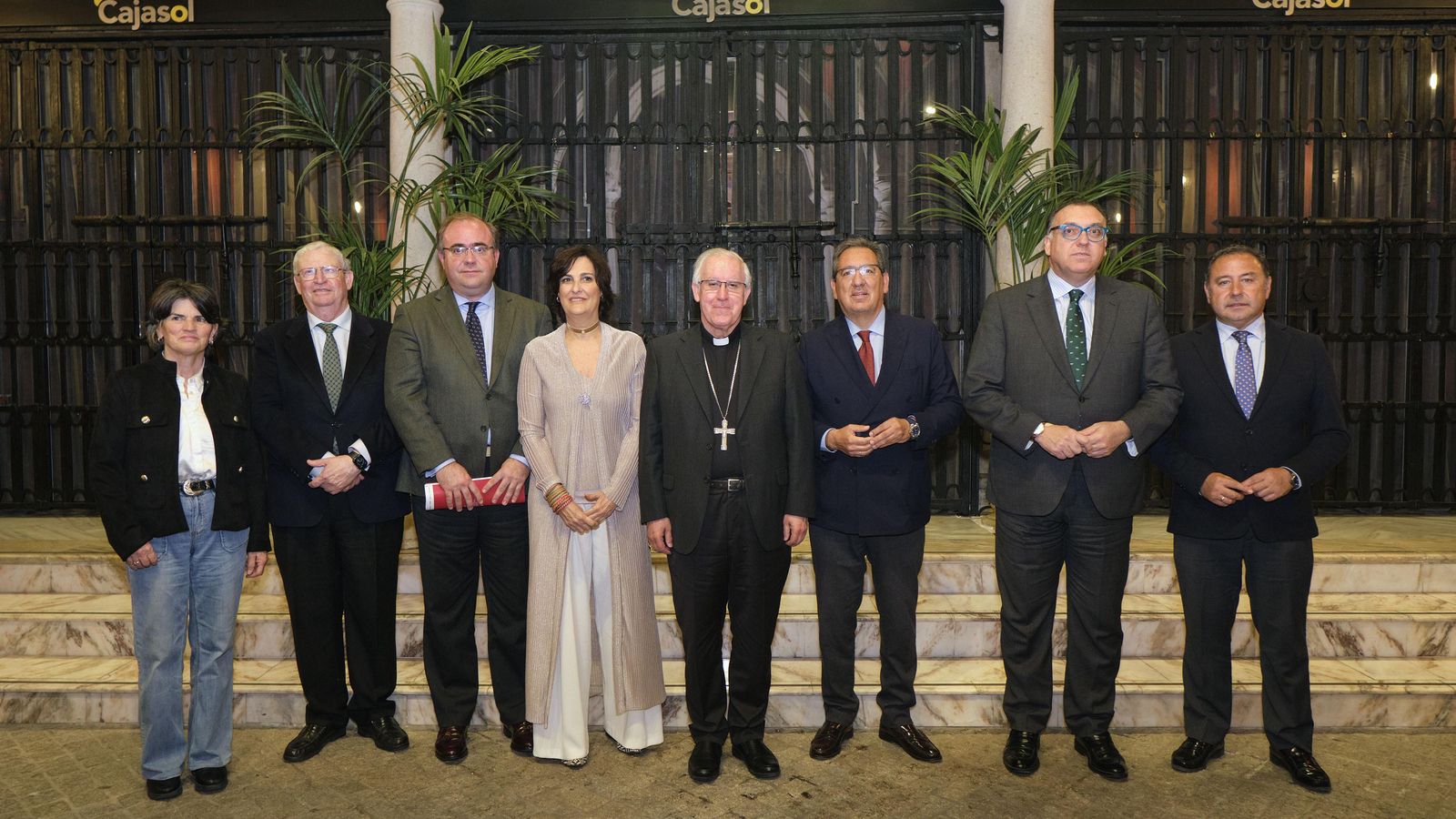 Carmen Ortiz, delegada territorial de Cultura; Francisco Vélez, presidente del Consejo; Carlos Navarro Antolín, la periodista Charo Padilla, presentadora del acto;monseñor Saiz; Antonio Pulido, presidente de la Fundación Cajasol; Arturo Bernal, consejero de Turismo, Cultura y Deporte; y Ricardo Sánchez, delegado del Gobierno de la Junta.