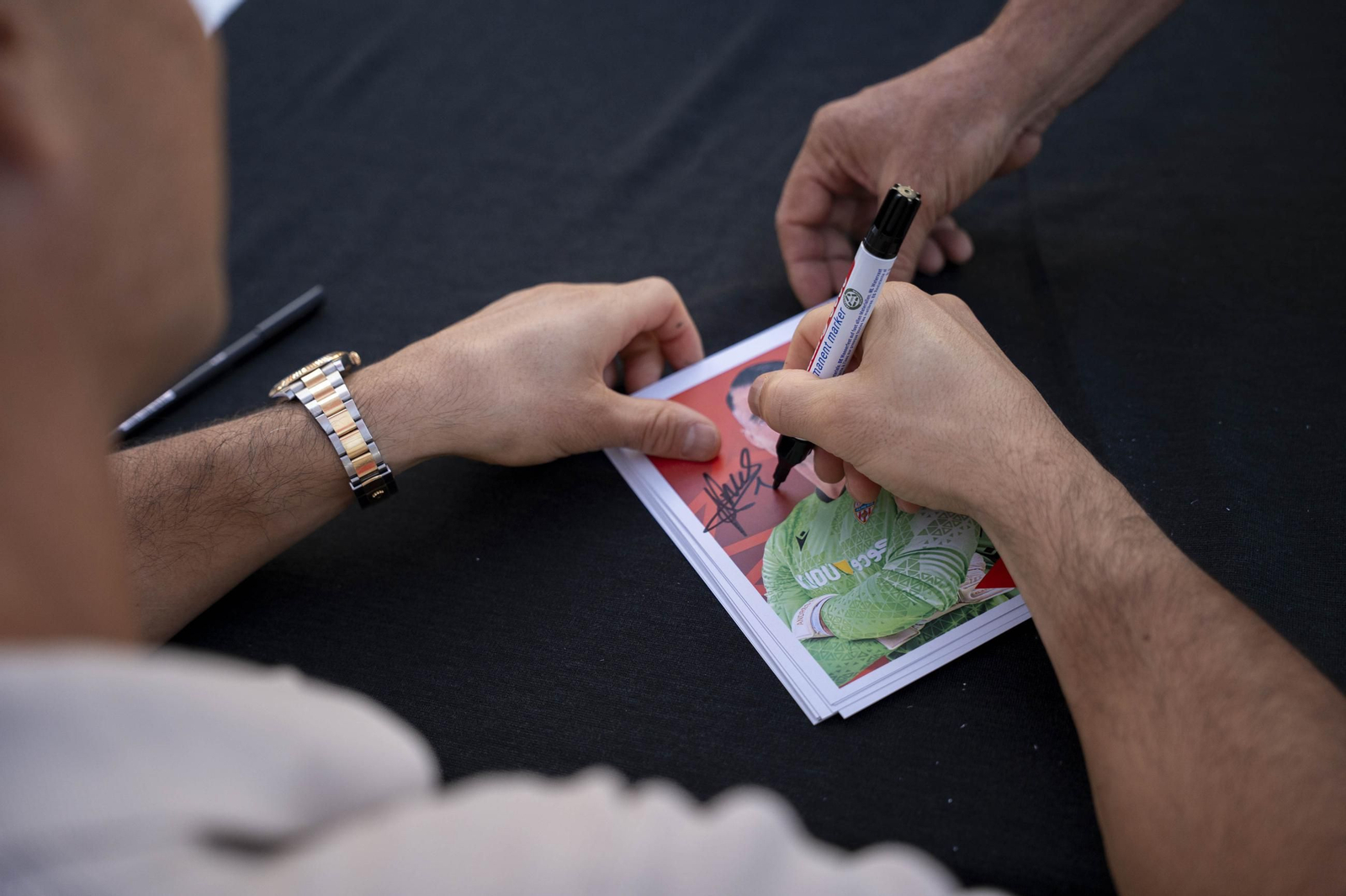 Los jugadores de la UDA Thalys y Andrés firman autógrafos