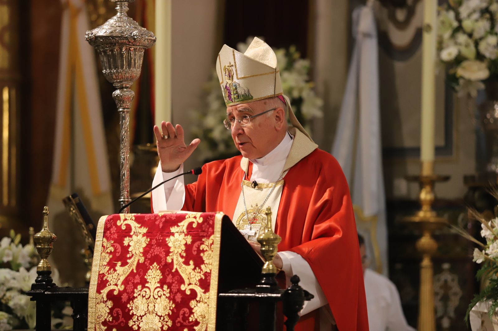 Imágenes de la misa de Pentecostés atípica y a puerta cerrada por el coronavirus, en la parroquia de la Asunción de Almonte