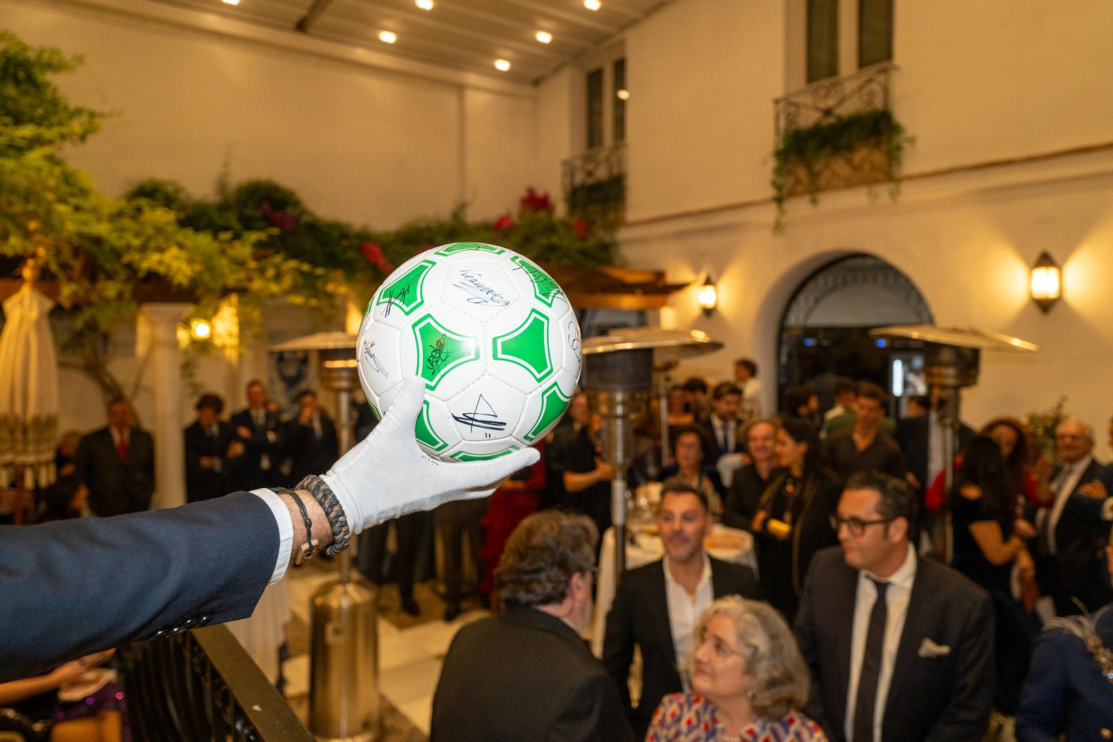 En imágenes, la Cena de Gala Benéfica de La Casa de Manolete Bistró a favor de los afectados por la DANA en Valencia