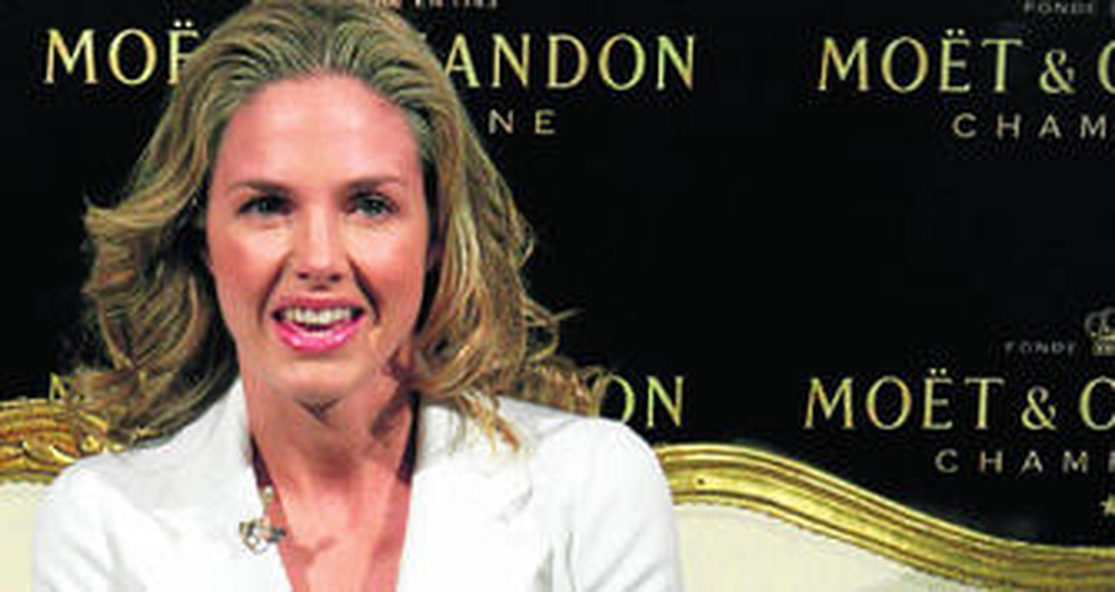 La mexicana acompañada de Gonzalo Vargas Llosa.