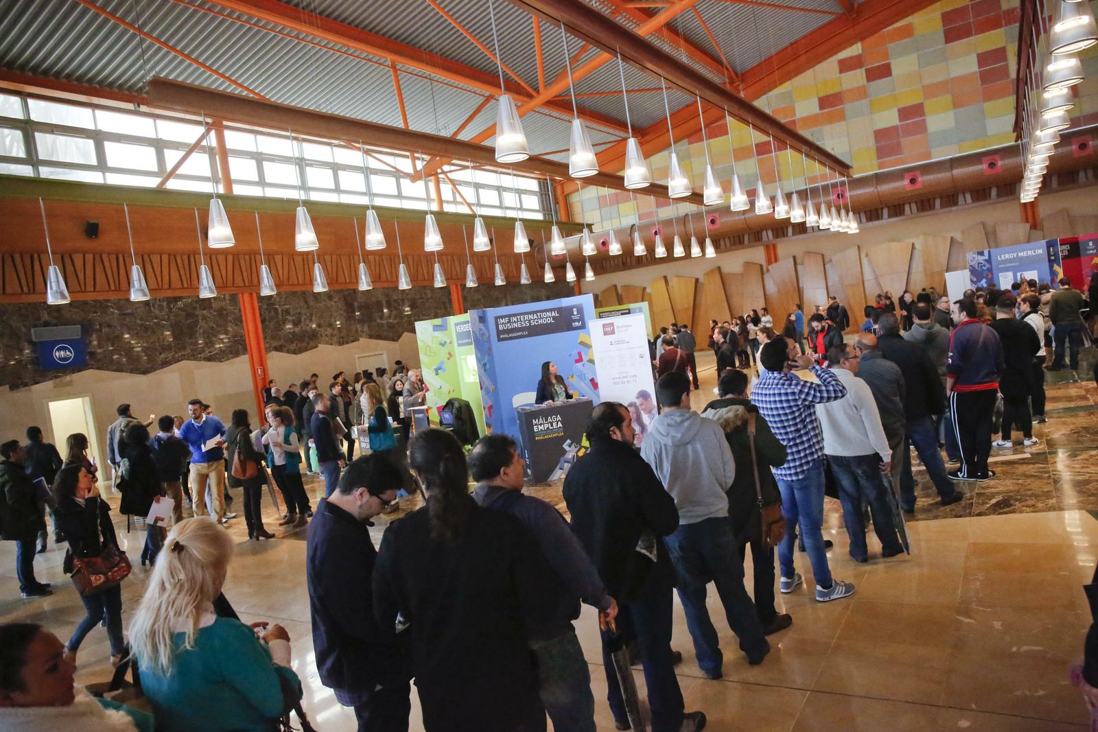 Decenas de personas en una feria de empleo en Málaga.