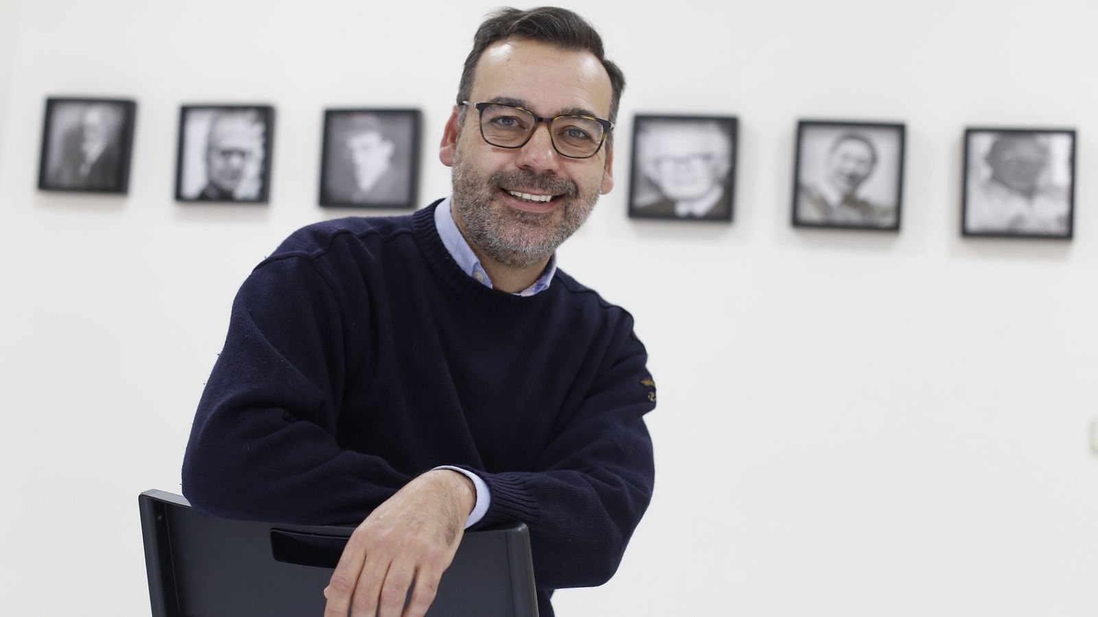 Ricardo Pardo, psicólogo de Adinfa, posa en una sala de terapias con retratos de referentes de la psiquiatría de todos los tiempos.