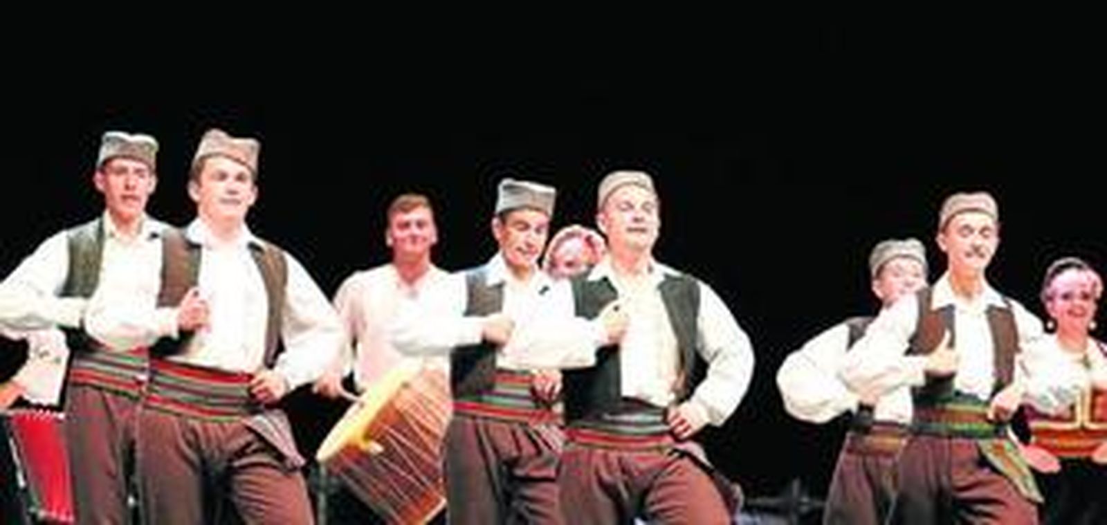 El grupo de Serbia, conformado por 39 bailarines es uno de los más veteranos del Festival de Folclore, llevan 25 años participando.