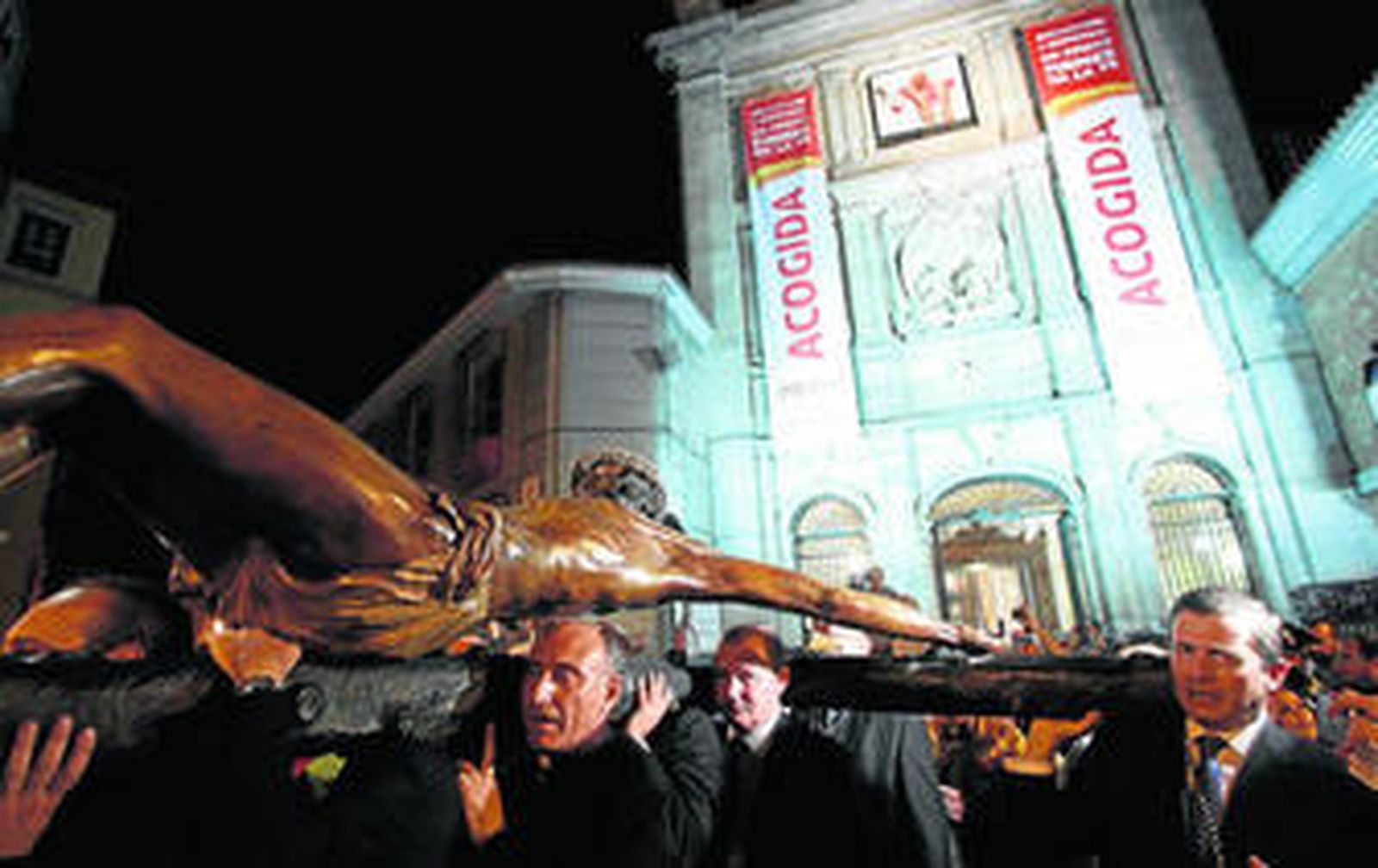 Histórica imagen del Cristo de la Buena Muerte en procesión por las calles de Madrid.