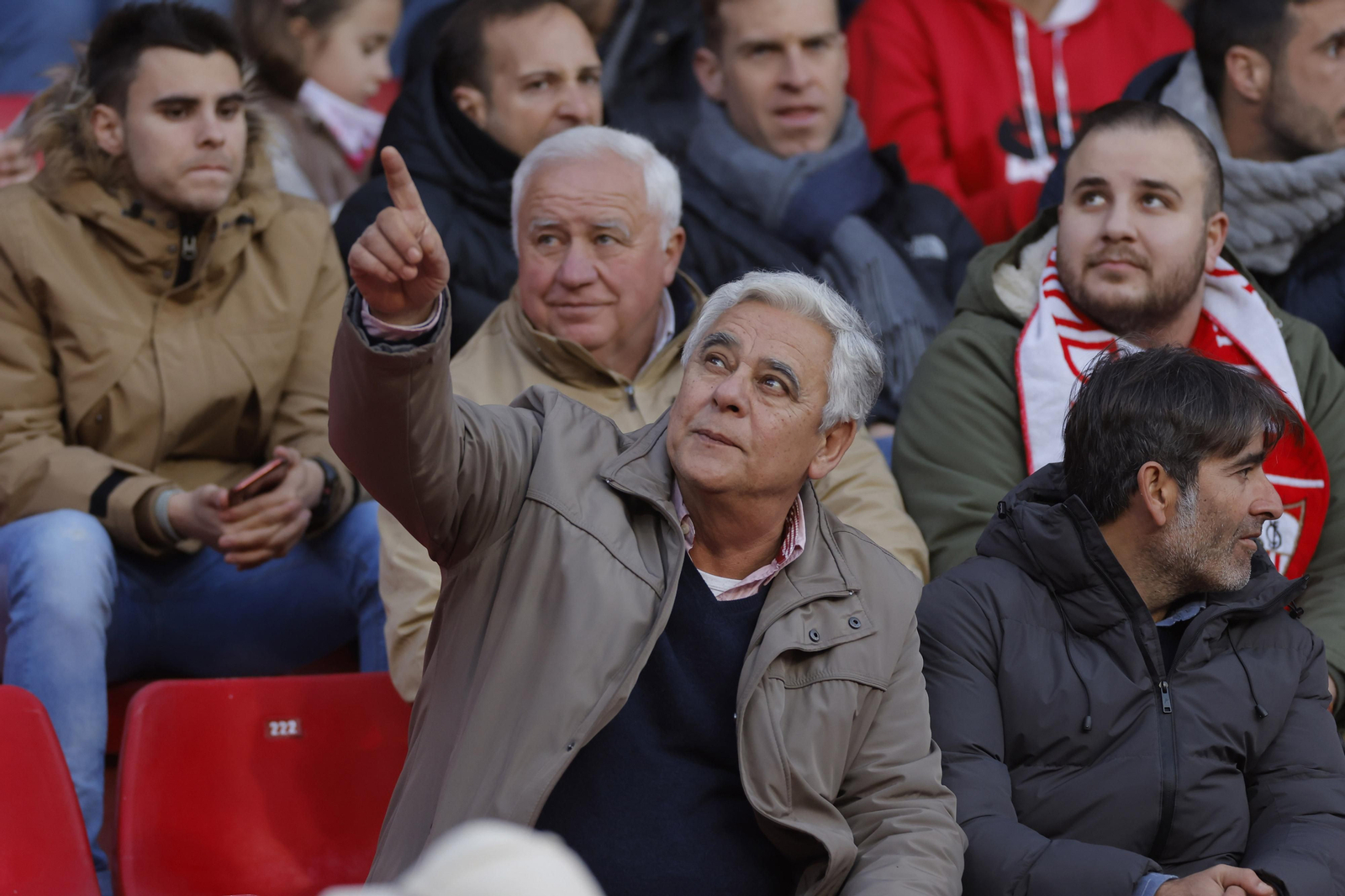 Búscate en las fotos del Sevilla-Elche