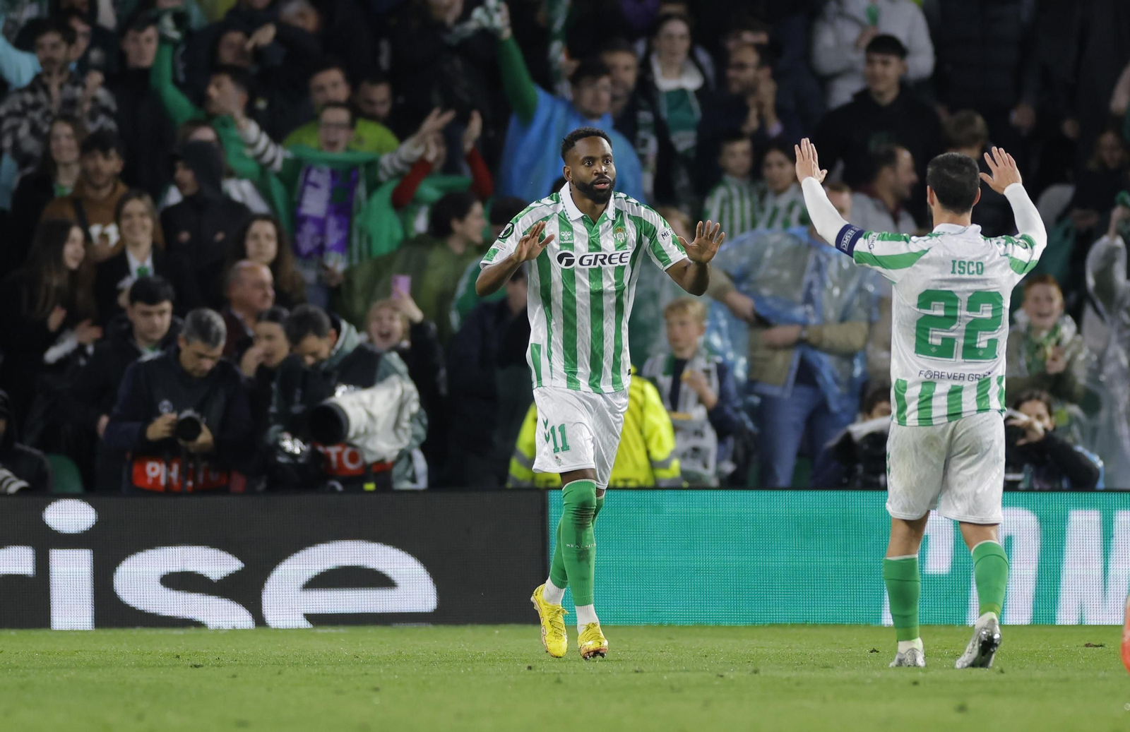 Isco felicita a Bakambu tras el gol del congoleño.