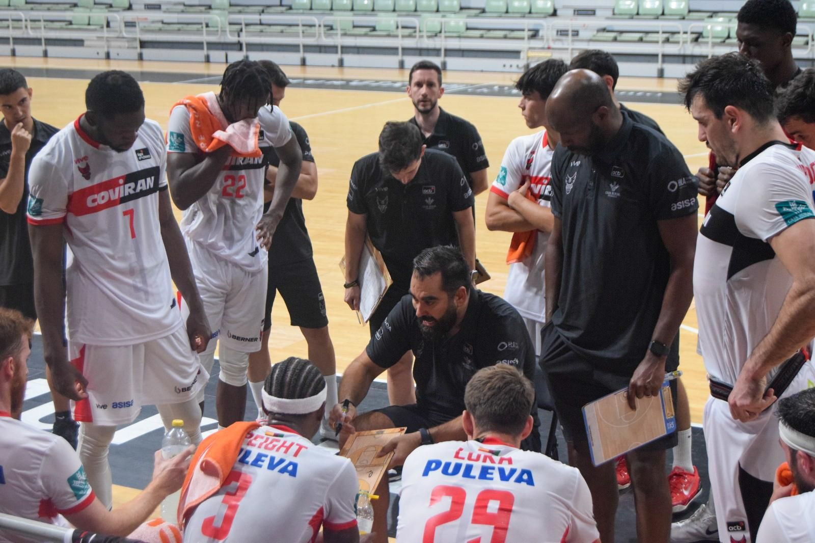 Ramón Díaz se dirige a los suyos en un tiempo muerto durante este viernes en Murcia