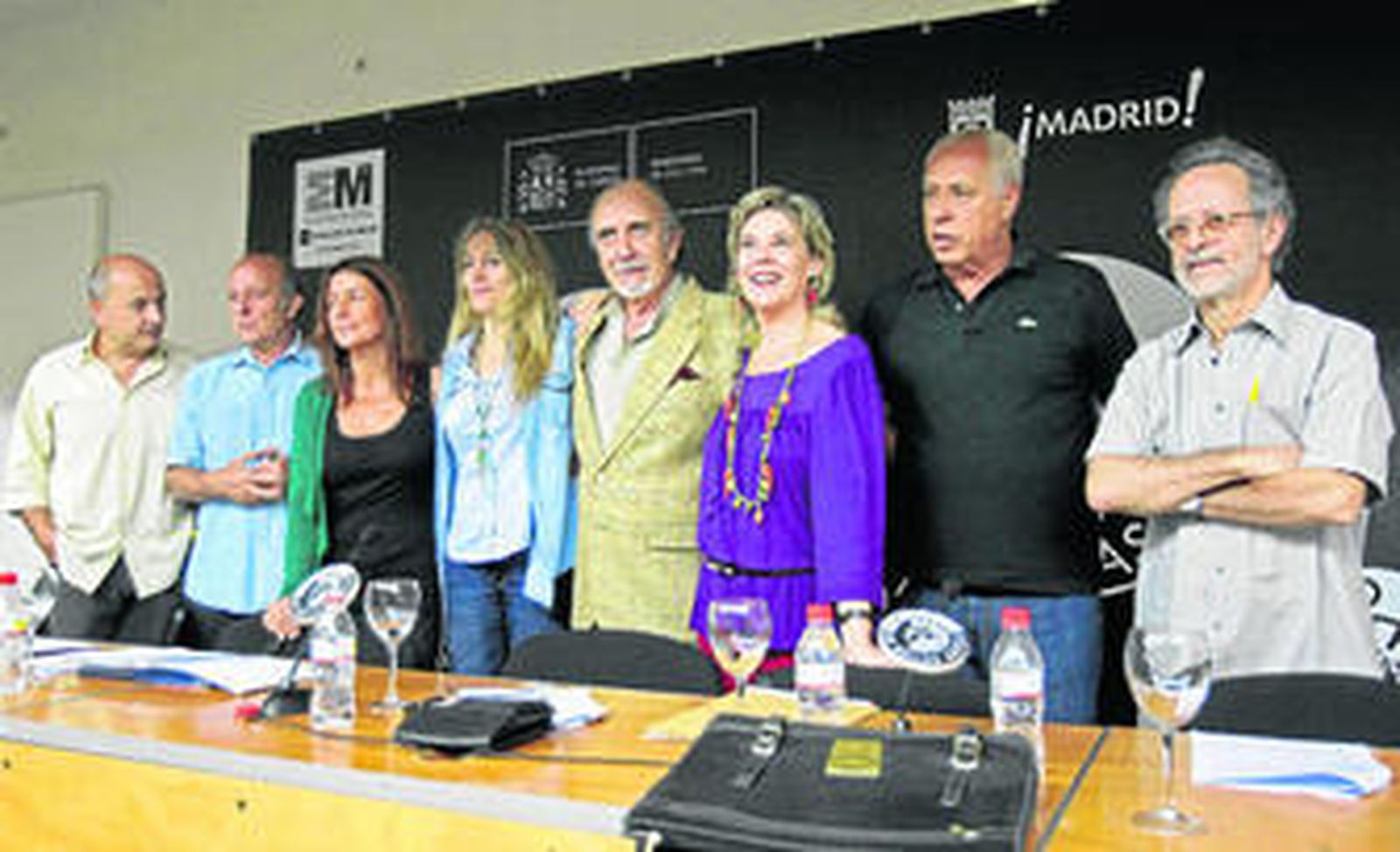 Algunos de los asistentes a la reunión de socios de la SGAE celebrada ayer en Madrid.