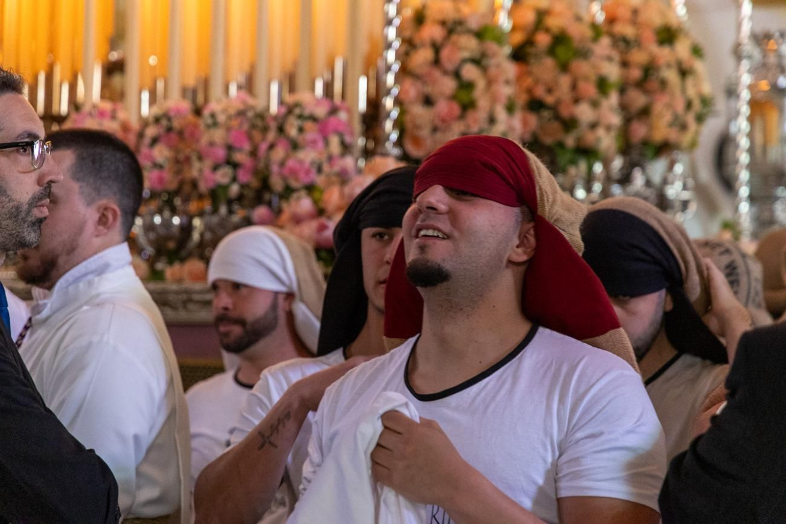 El Miércoles Santo inicia la tarde con los nazarenos trinitarios del barrio de Santa Isabel