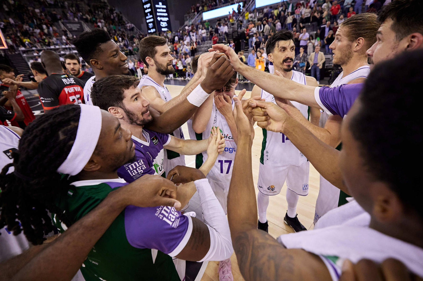 Los jugadores del Unicaja celebran en Granada. Los jugadores del Unicaja celebran en Granada.