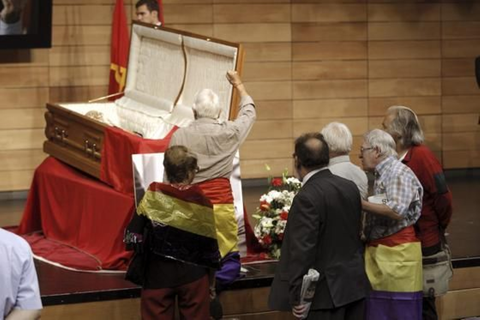 Decenas de personas han acudido a dar su último adiós a Santiago Carrillo.

Foto: EFE