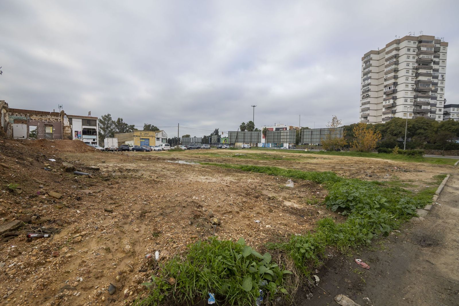 Terrenos abandonados de la calle Cervantes de la capital onubense.