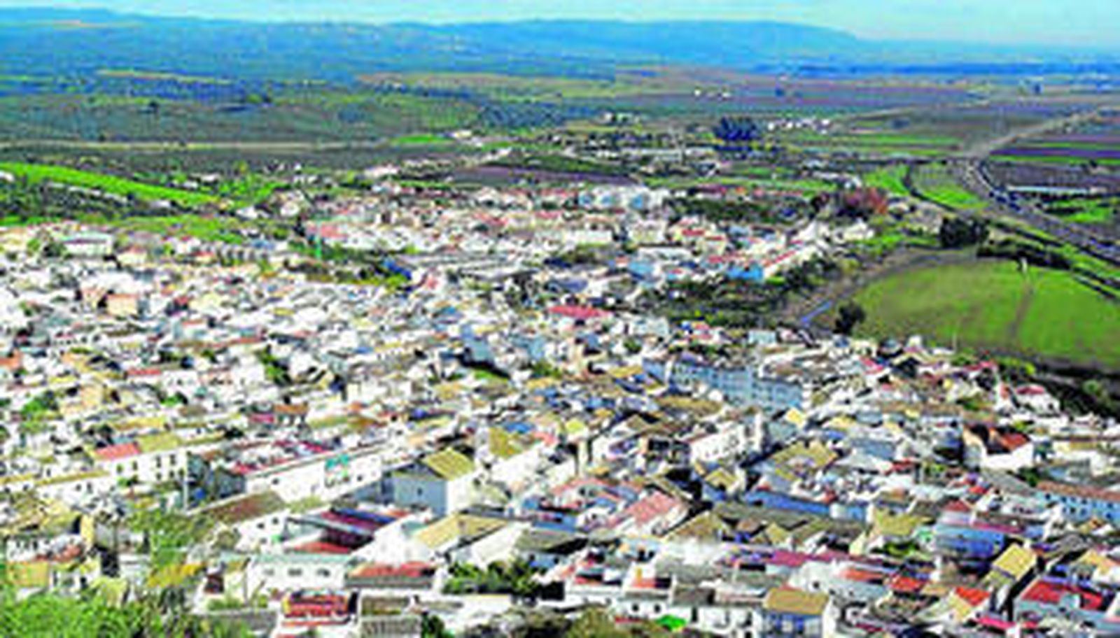 Vista del casco urbano de Almodóvar del Río, con parcelas al fondo.
