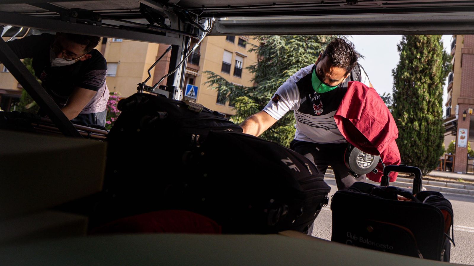 La expedición rojinegra partió esta mañana desde el Palacio de Deportes.