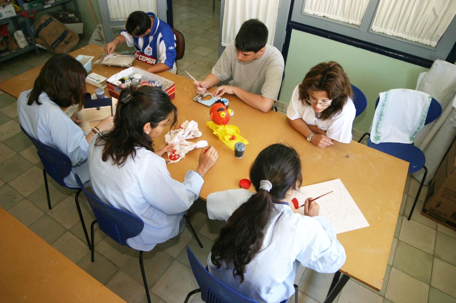 Niños realizan manualidades en el departamento de salud mental del Vázquez Díaz, en una imagen de archivo.