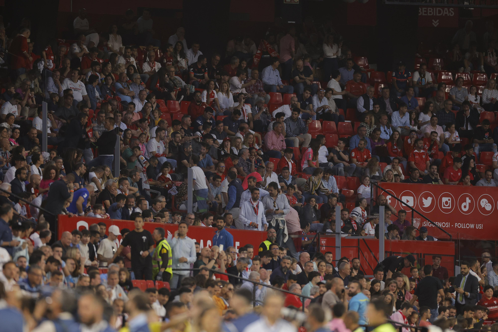 Búscate en las fotos del Sevilla-Celta