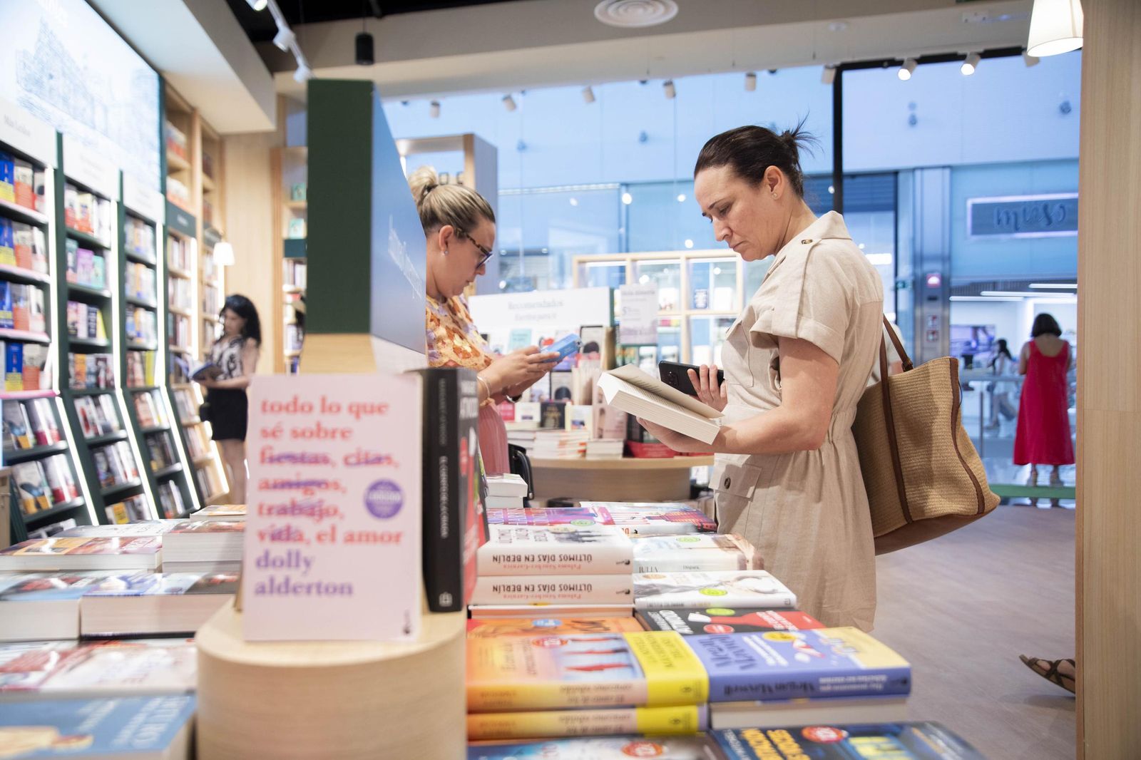Las imágenes de la apertura de la Casa del Libro en el Centro Comercial Torrecárdenas de Almería