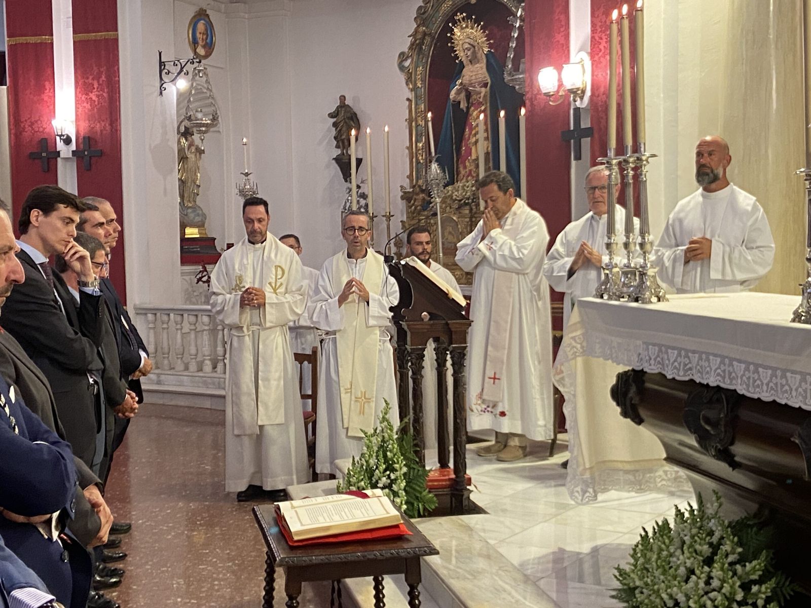 Fotogalería de la toma de posesión de los sacerdotes de Las Viñas, Santiago y San Pedro en Jerez