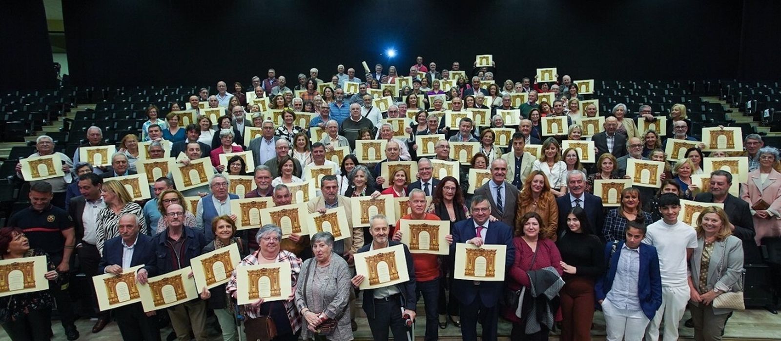 El alcalde, Antonio Muñoz, junto a los jubilados municipales entre 2018 y 2021.