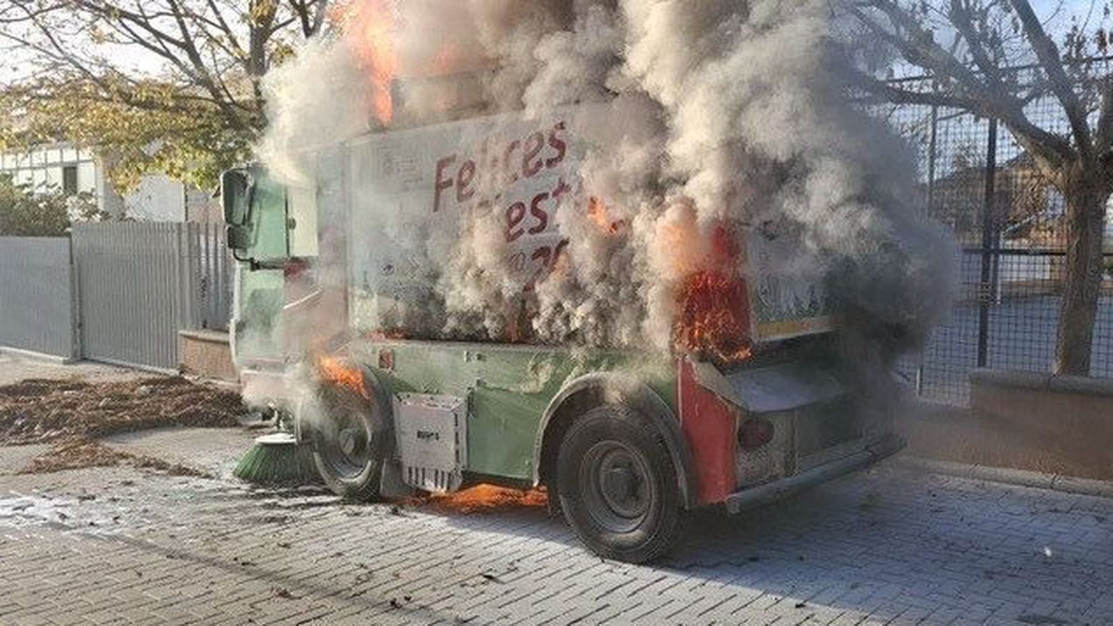 La barredora en llamas en Granada