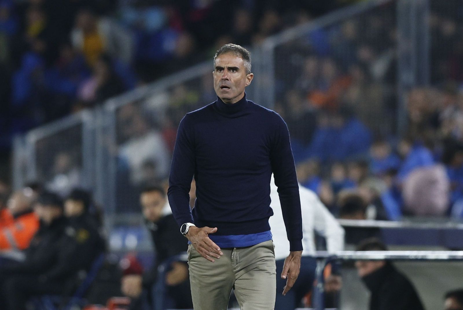 Gaizka Garitano en el Coliseum con gestos de disconformidad.