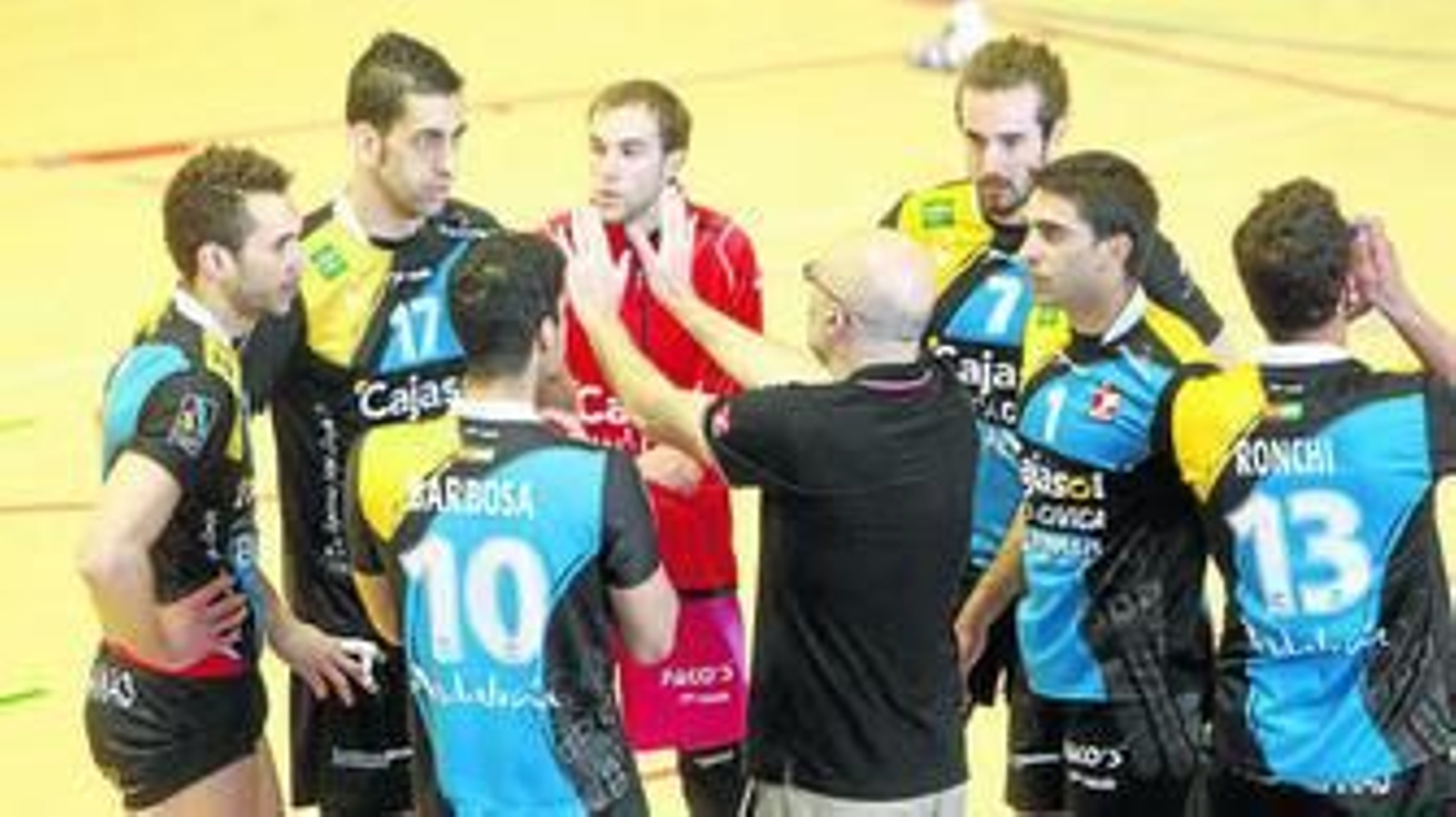 Magú da instrucciones a sus jugadores durante un tiempo muerto.