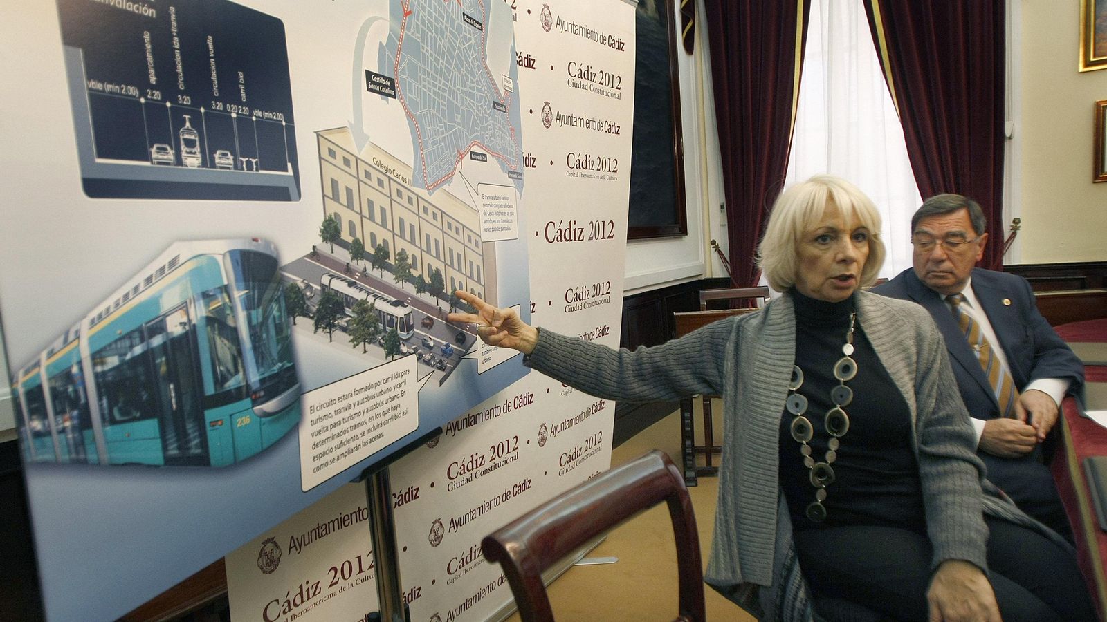 Teófila Martínez, en 2011 presentando el plan para un tranvía urbano en Cádiz.