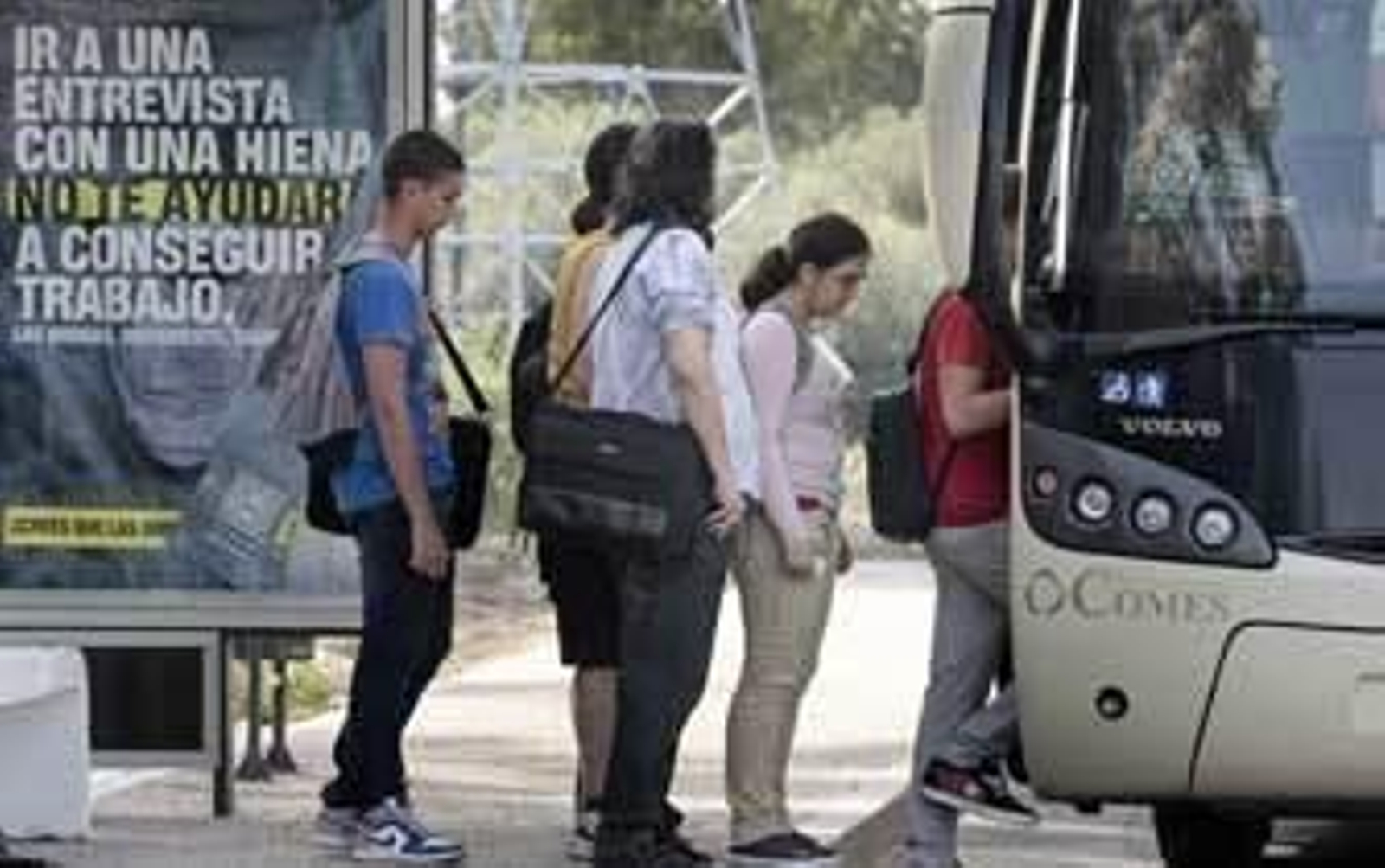 Universitarios accediendo ayer a un autobús interurbano en una de las paradas ubicadas junto a la Escuela Superior de Ingeniería. /Fito Carreto