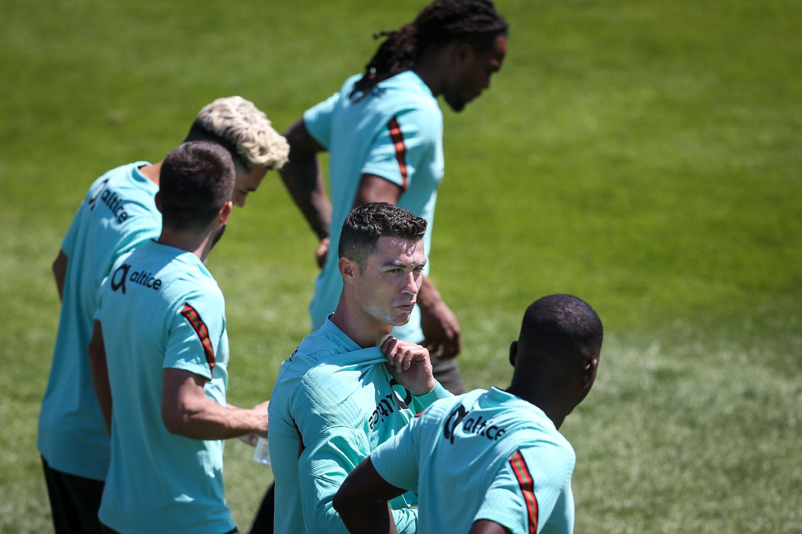 William Carvalho habla con Cristiano en un entrenamiento.