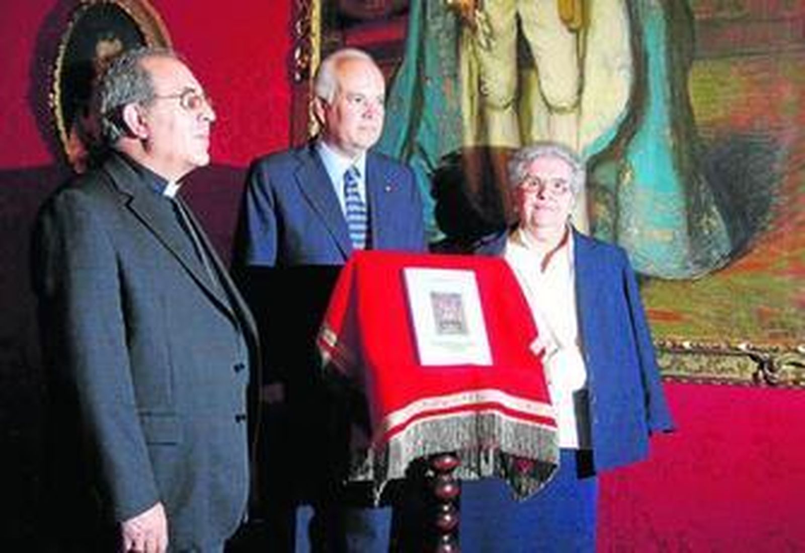 El arzobispo, Juan José Asenjo; el teniente de hermano mayor de la Maestranza, Alfonso Guajardo-Fajardo, y la viuda de Carrero.