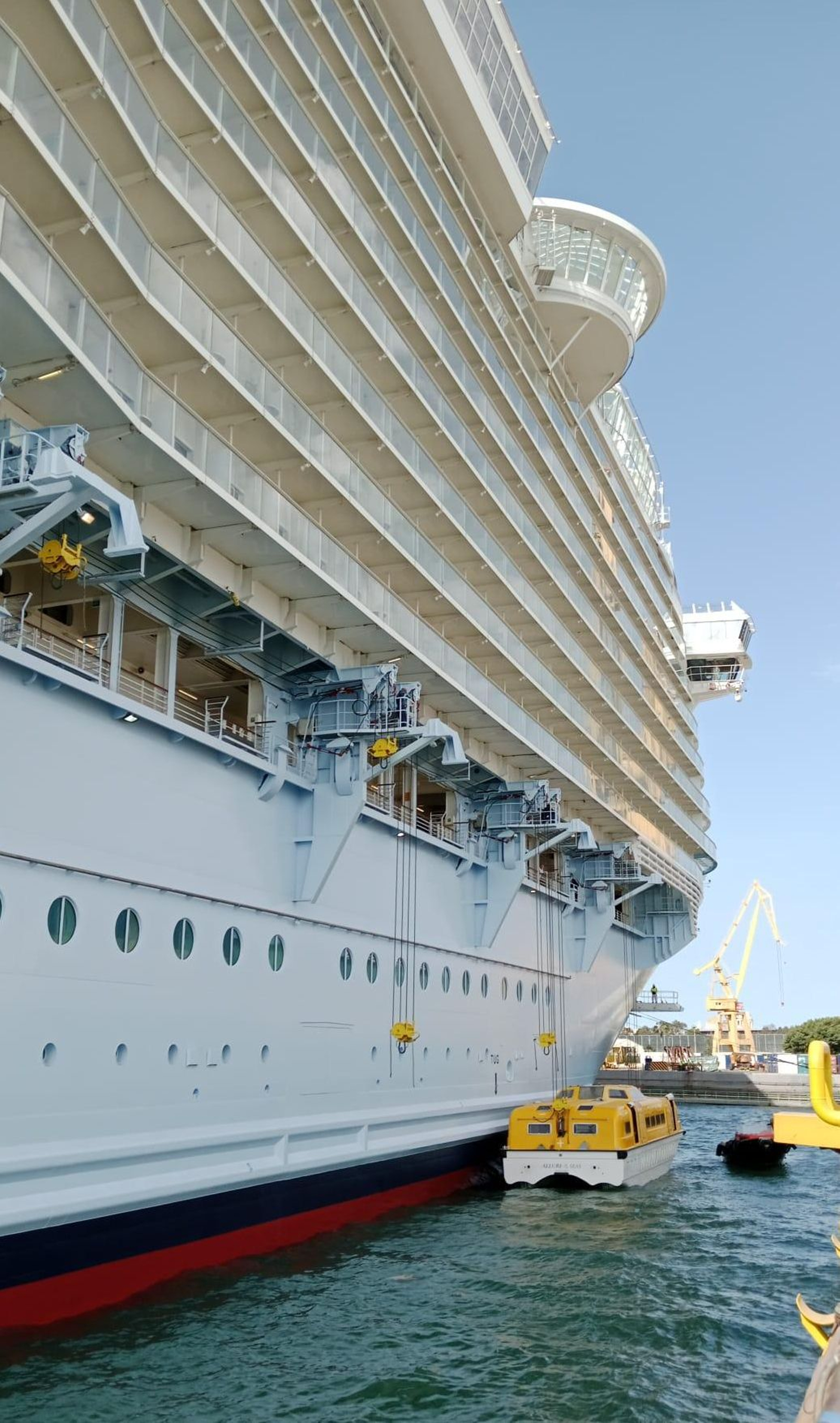 El Allure of the Seas estaba hace unos minutos cargando ya las lanchas de salvamento, listo para abandonar en cuestión de dos o tres horas el dique 4 de Navantia Cádiz