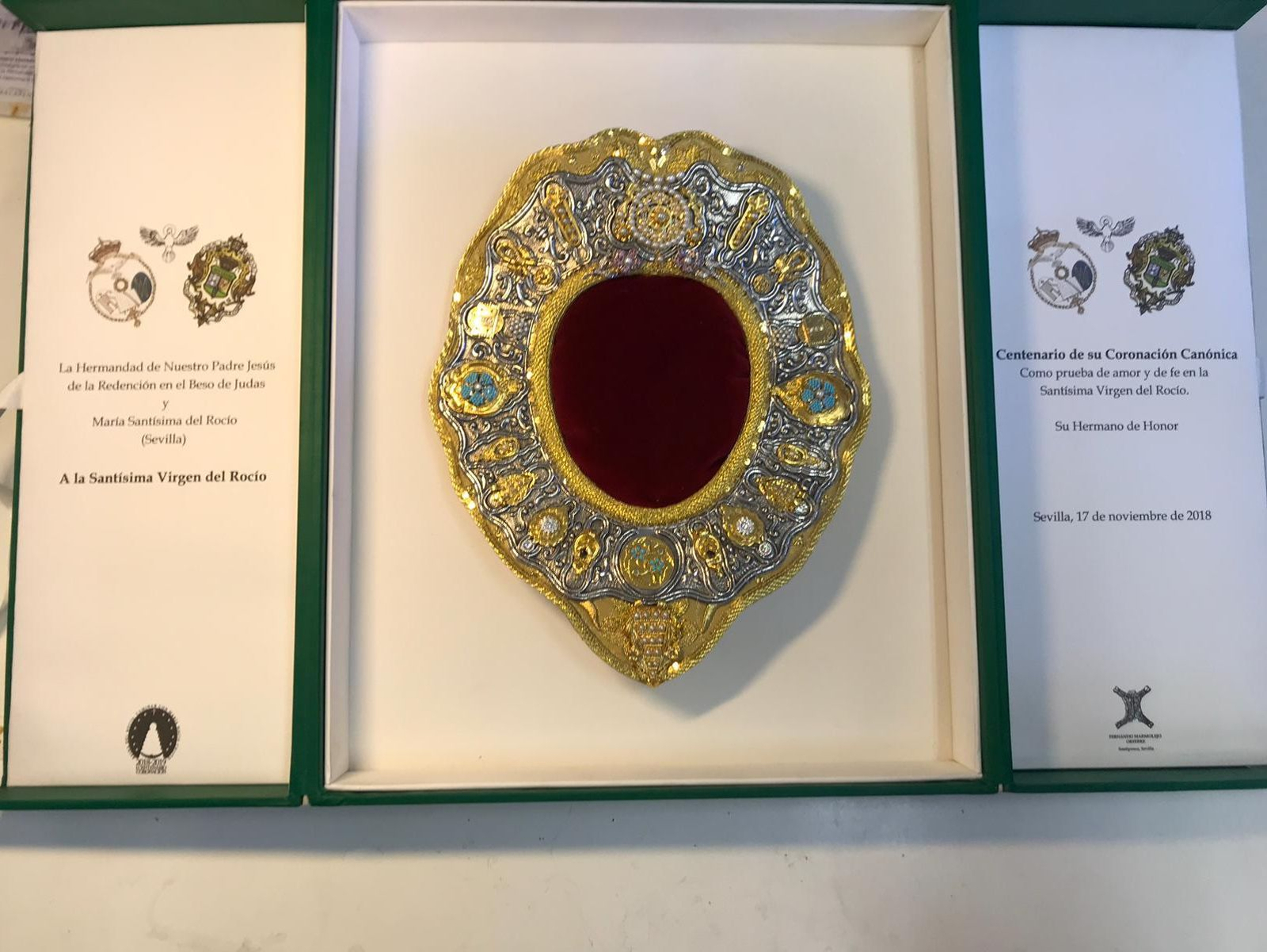 El rostrillo que le regaló la Hermandad de la Redención a la Blanca Paloma.