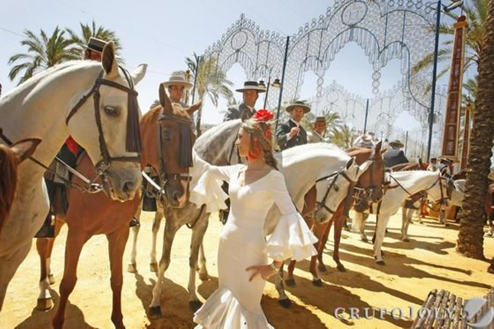 Una joven vestida de flamenca acaricia ayer a uno de los caballos que paseó por el González Hontoria.

Foto: Pascual