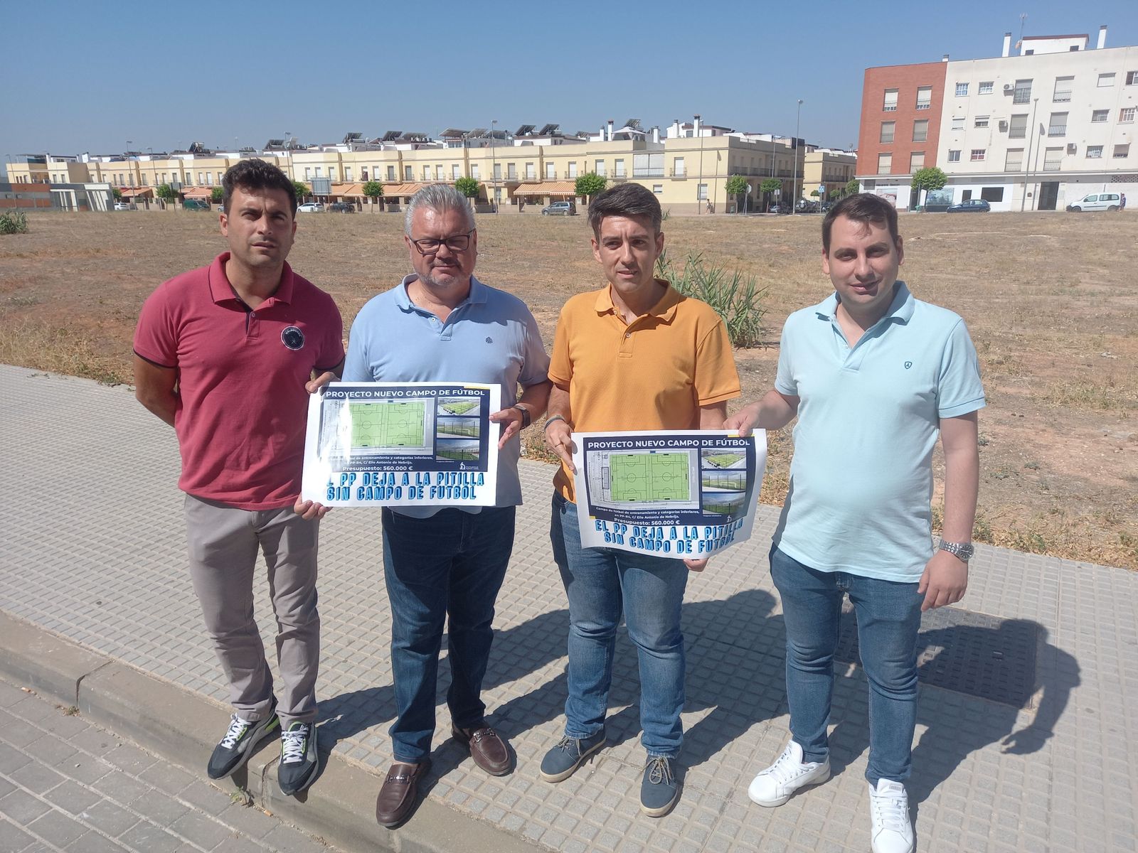 Ediles del PSOE muestran su proyecto del campo de fútbol en La Pitilla.