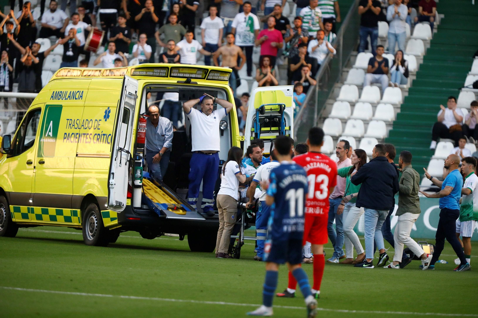 Gudelj, atendido por una UVI móvil en el estadio El Arcángel.