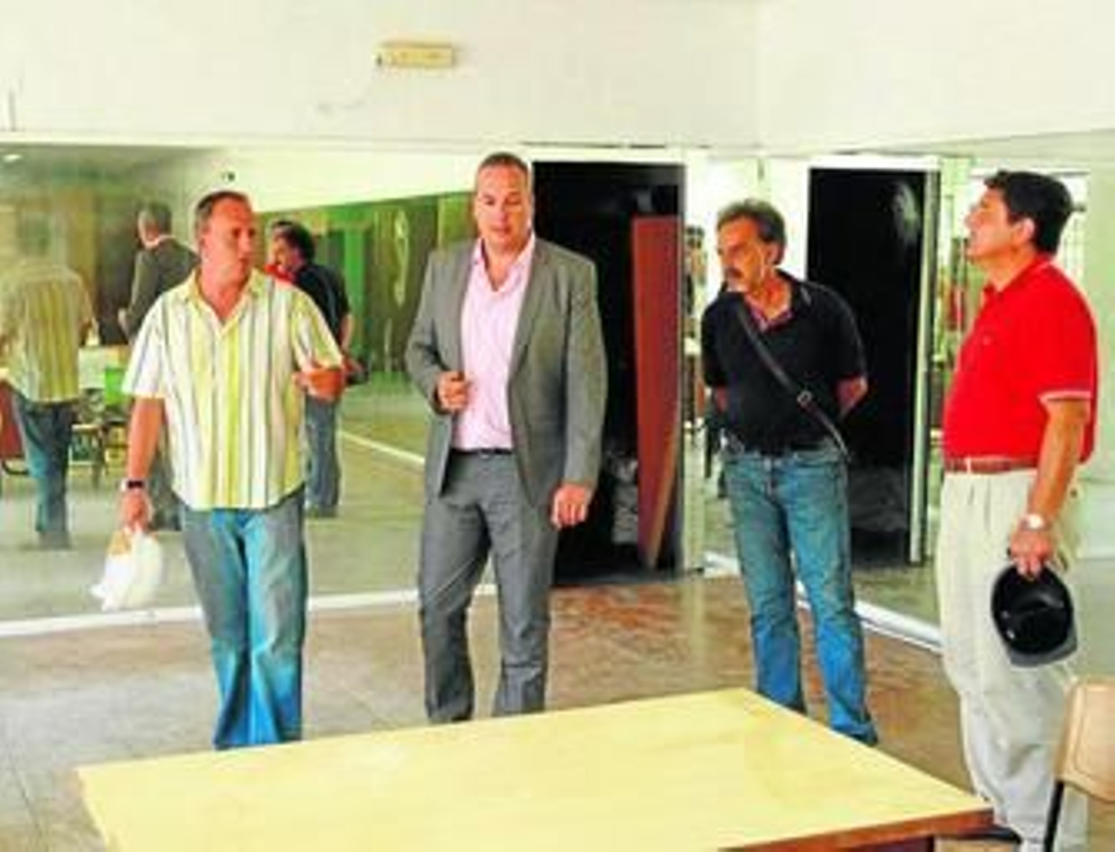 Un instante de la visita al local donde imparte clases Chari Espresati, ayer.